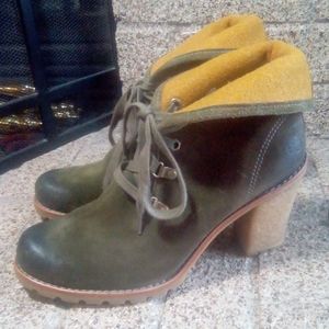 Ugg Boots Calynda Suede Ankle Booties